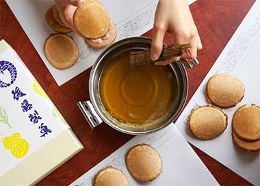 大分銘菓「臼杵煎餅」で手塗体験
