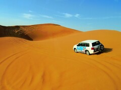 砂漠を4WD車で走り抜けます