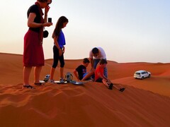 砂漠でサンドボード体験