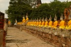 ワット・ヤイ・チャイ・モンコンに並ぶ仏像