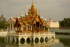 池に映る姿も美しい、数多くの宮殿からなる宮殿群