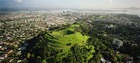 市内中心部にある緑に覆われた火山円錐丘