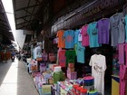 タイらしいカラフルな衣類が並ぶ市場
