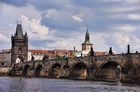 プラハを流れるヴルタヴァ川に架かるカレル橋