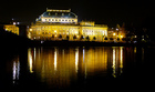 水面に映る光も美しいプラハの国民劇場（ナショナルシアター）