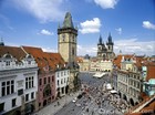 プラハの旧市庁舎の大時計とティン教会と旧市街広場