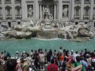 ローマの街中に突如現れるトレヴィの泉