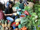 東南アジアらしい野菜などが並ぶ旧市場の様子