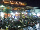 タイの夜の活気溢れる素敵な光景