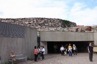 テンペリアウキオ教会の入り口 岩で覆われている