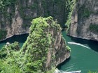 水と緑の龍慶峡を遊覧船で巡ります