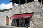 グルージュ港前にある石造りのレストラン