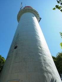 島のシンボル、レトロな灯台！