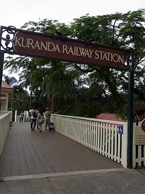 列車のキュランダ駅入り口。