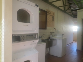 乾燥機も完備。すぐ隣には洗濯干し場もあります