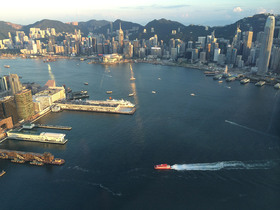 大都会香港を眺めながらのクルーズは最高