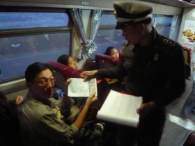 タイの列車は車内でチケットの検札を受けます