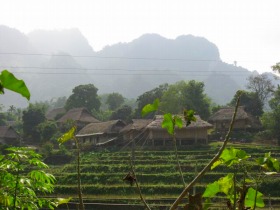 棚田に高床式の家 懐かしさを感じさせるベトナムの風景