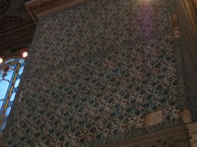 美しいイズニック・タイルがブルーモスクの象徴