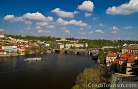 旧市街とプラハ城の間にあるヴルタヴァ川