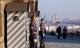 プラハ城の王宮を守る近衛兵