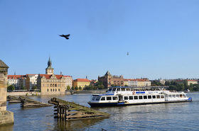 プラハの有名観光地名所をクルーズ船で巡る