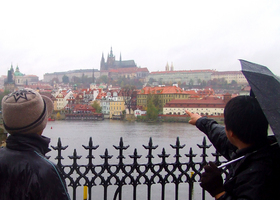 ブルタバ川からプラハの街を城を望む