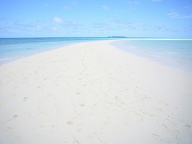 真っ白な砂浜が眩しいロングビーチ