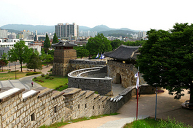 壮大な城壁に囲まれた朝鮮王朝後期の都城