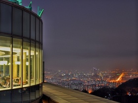 南山公園内、頂上付近にある塔から見たソウルの夜景
