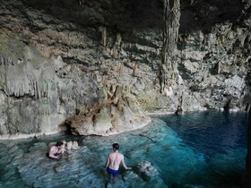 透き通る水が美しいベーリャマル洞窟