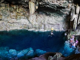 透明度抜群の洞窟で泳いでみよう