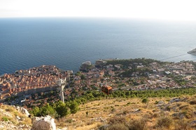 旧市街とアドリア海を見渡せる人気の絶景スポット、スルジ山