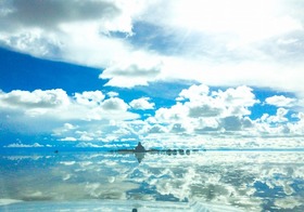 ウユニ塩湖の鏡張りに浮かぶ塩のホテル「プラヤブランカ」