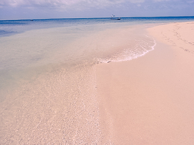 目にまぶしい真っ白な砂浜
