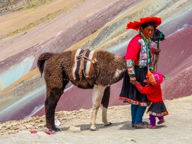 虹色の山と現地の人々のカラフルな衣装はペルーならでは！