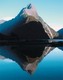 海面に写りこむ山