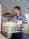 フレンドリーなスタッフがシャンパンを配給