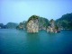 奇岩が海面からそそり立つ