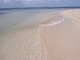 目にまぶしい真っ白な砂浜