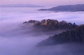 雲海に浮かぶ天空の山城・備中松山城を訪れる