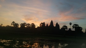 意外に暗いカンボジアの朝