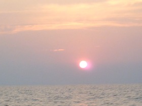 波にゆられて見たトレンサップ湖の夕陽