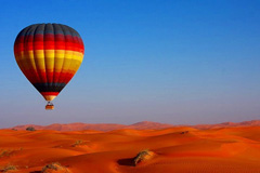 砂漠での熱気球