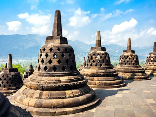 インドネシア・ジャワ島の緑に囲まれたボロブドゥール寺院を正面から望む風景