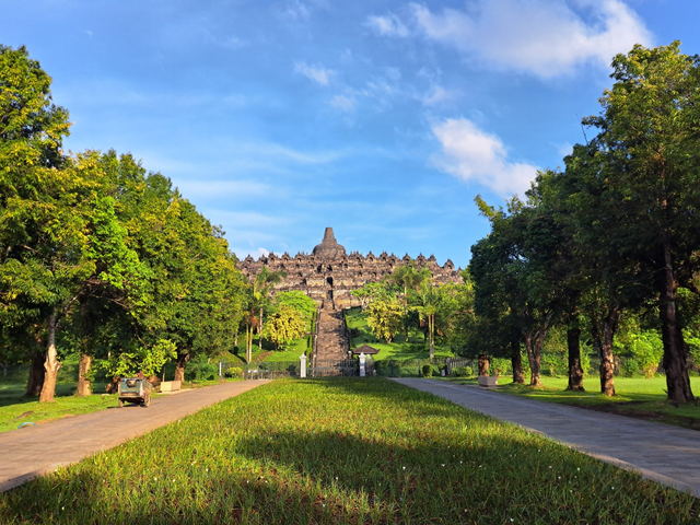 インドネシア・ジャワ島の緑に囲まれたボロブドゥール寺院を正面から望む風景