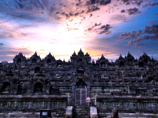朝日に照らされるインドネシア・ジャワ島のボロブドゥール寺院と仏像の風景