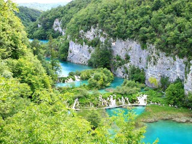 クロアチア・プリトヴィツェ湖群国立公園の湖と滝