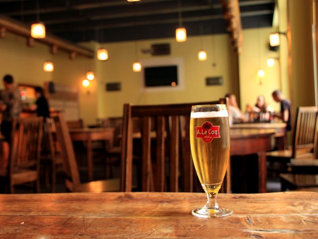エストニア・タリンのバーで楽しむ地元ビールと店内の様子