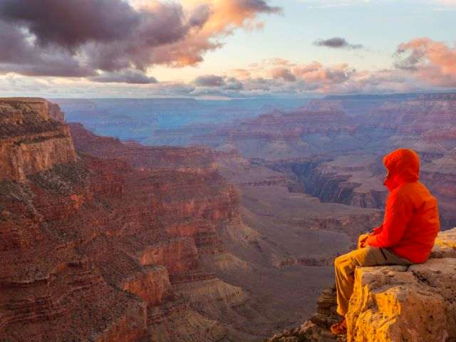 夕暮れのグランドキャニオンと赤く染まる渓谷の絶景